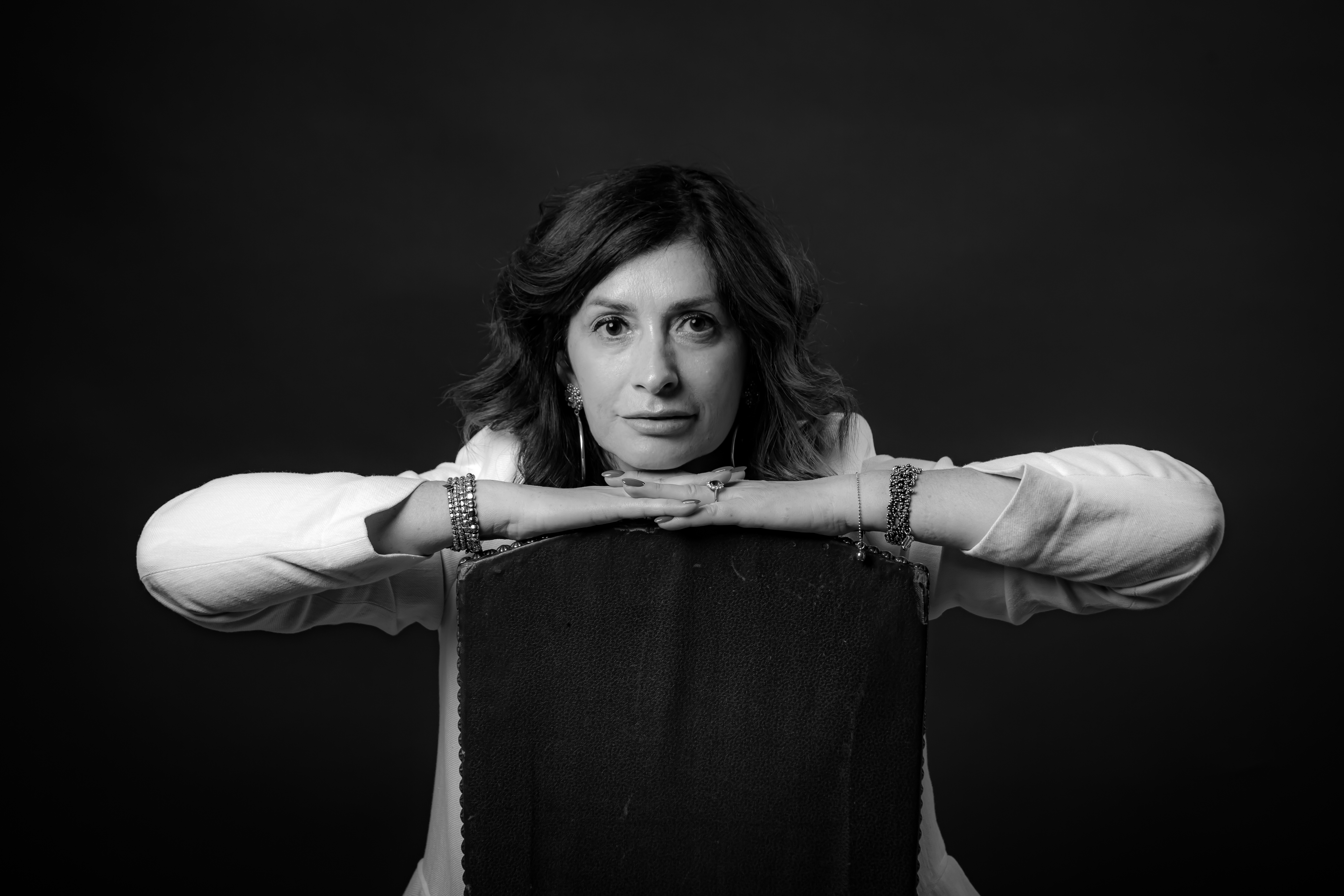 Daniela Righi in studio, le  mani sotto il mento